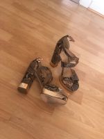 Schlangenmuster, gold Plateauabsätze Sandalen Pumps Gr.36 wie Neu Nordrhein-Westfalen - Gummersbach Vorschau