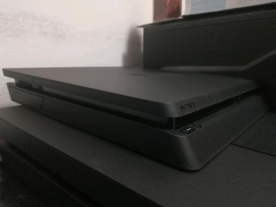 PS4 Slim 500GB mit Controller TOP ZUSTAND in Hamburg