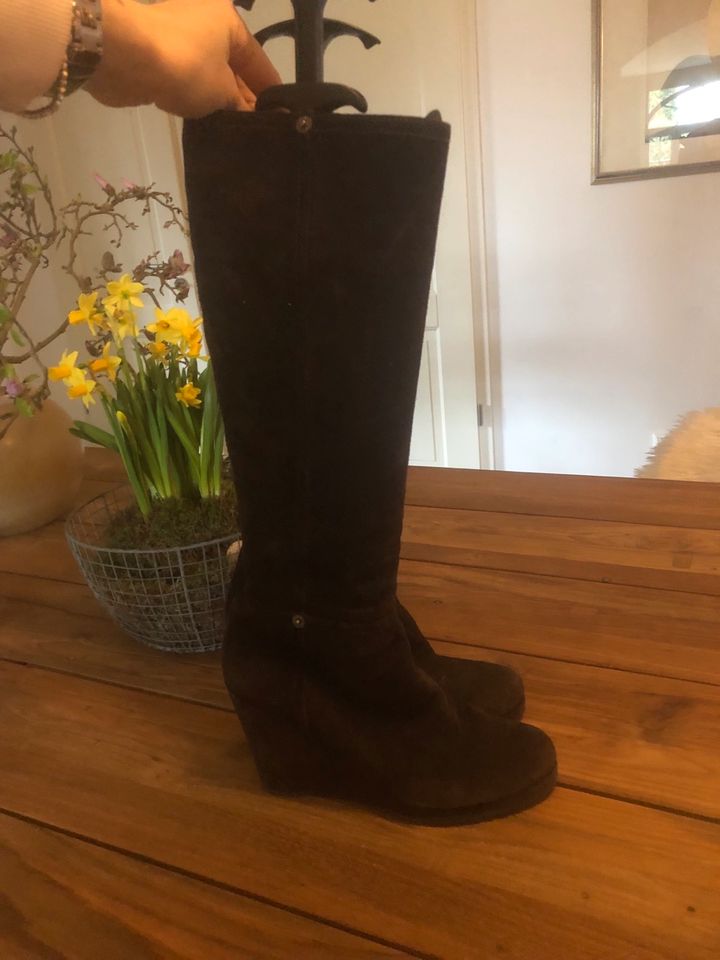 Prada Wildleder Stiefel Gr. 40.5 mit Keilabsatz in Herdecke