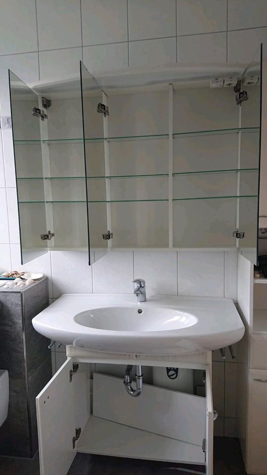 Badezimmer Waschtischkombination mit Spiegelschrank in Hünxe
