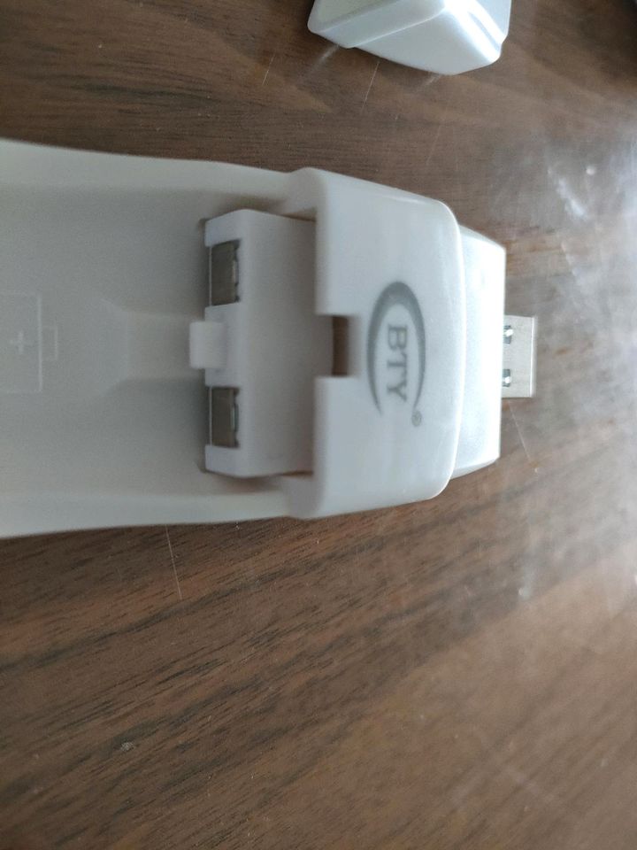 USB Charger für AA und AAA Akkus in Plochingen