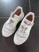 Nike Turnschuhe Gr. 31 Schulsport helle Sohle Niedersachsen - Lilienthal Vorschau