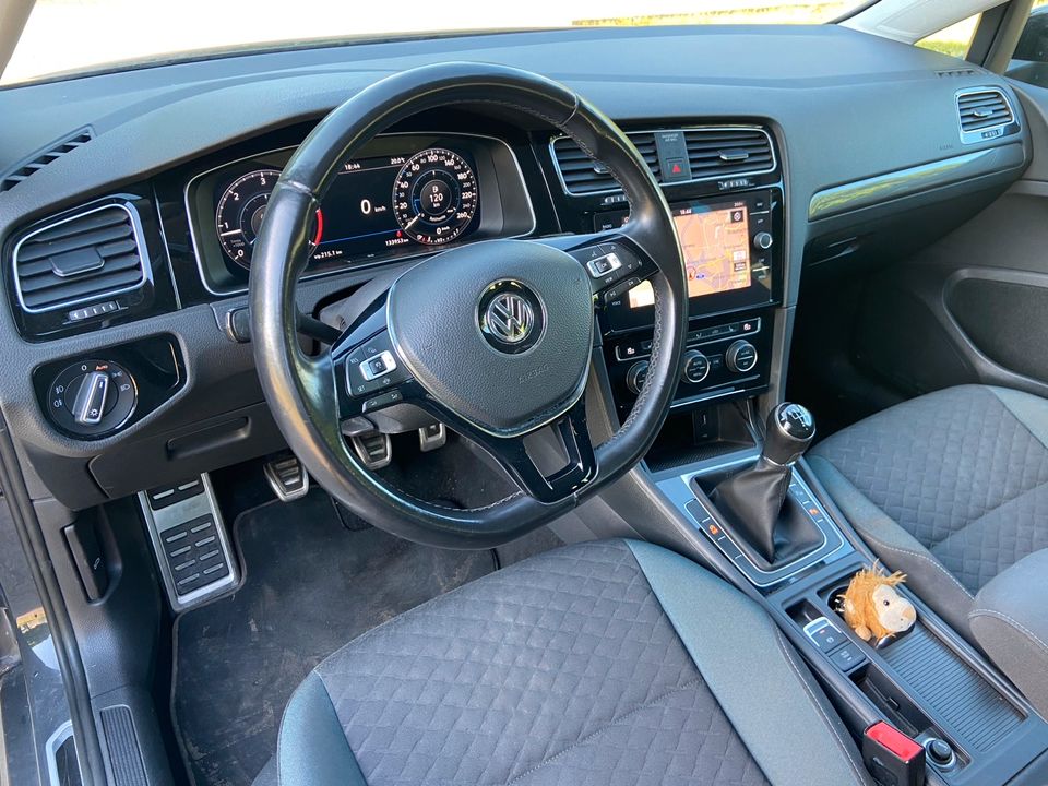 Volkswagen Golf VII Variant TDI IQ.DRIVE Virtual/NAVI/LED/ACC/AHK in Braunschweig