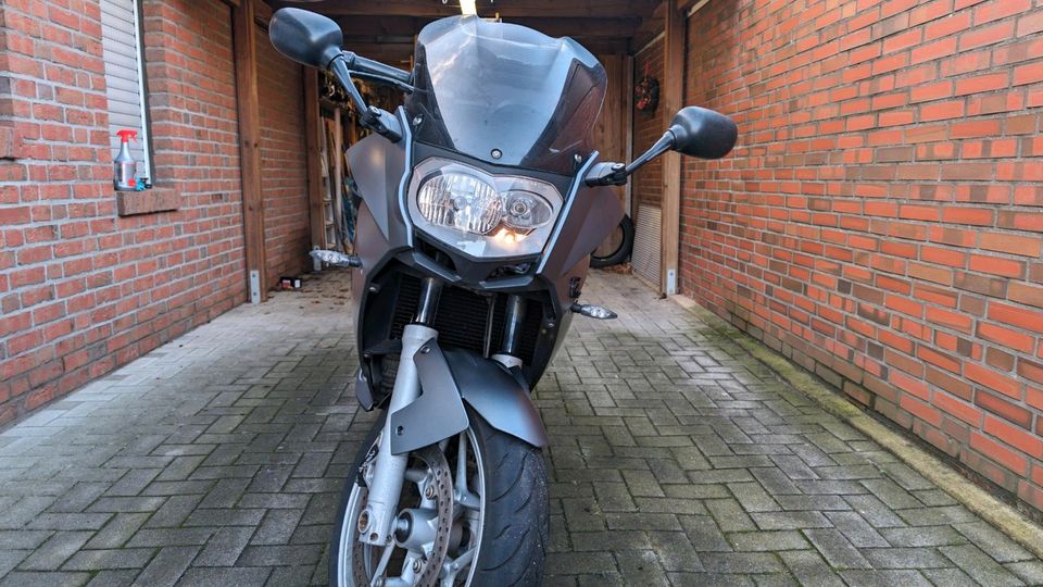 BMW F800ST K71 - Koffer, Tankrucksack + Akrapovic in Büdelsdorf