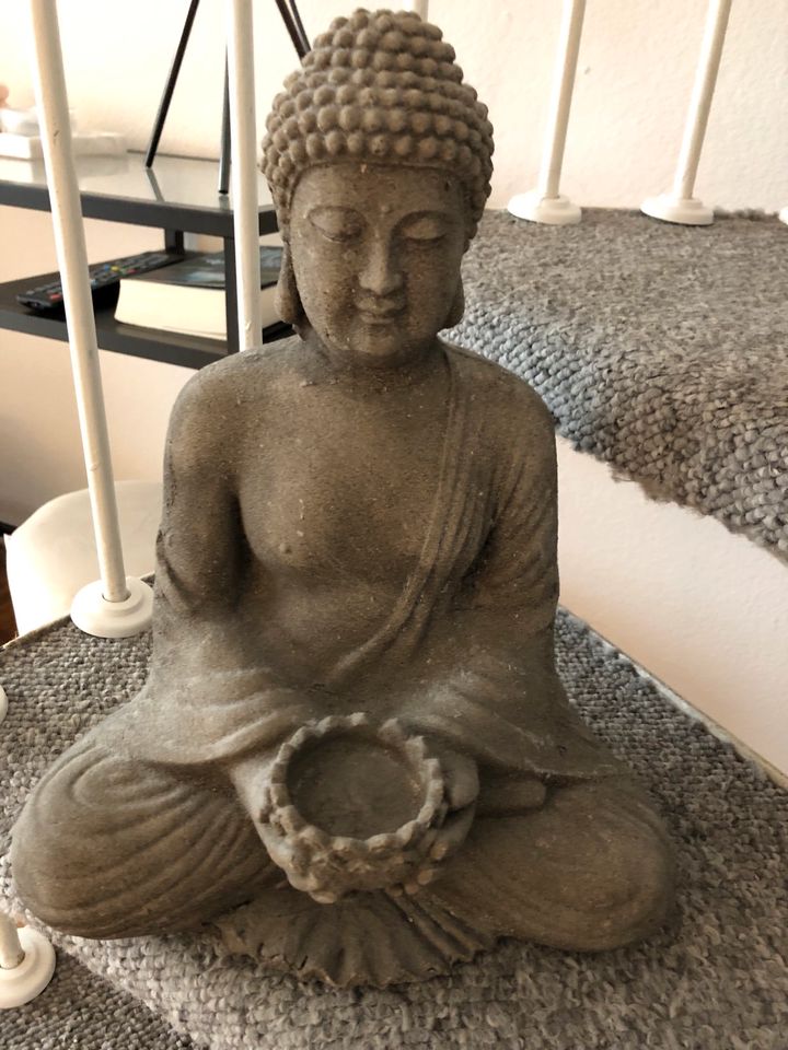 Schöne Buddha Figur in Düsseldorf