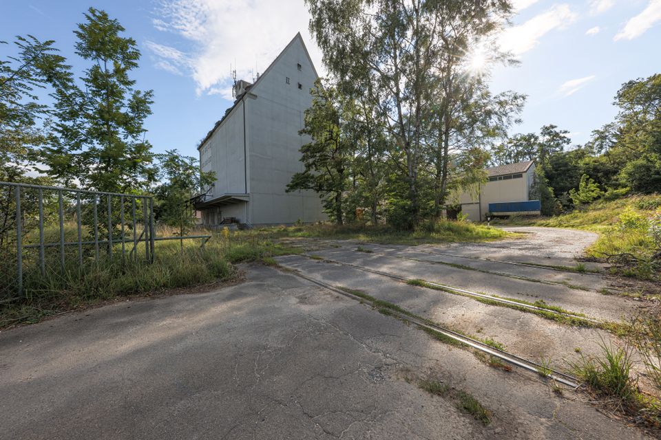 Großes Baugrundstück inkl. Bestandsgebäude, Silo und Lagerhalle in Aulendorf