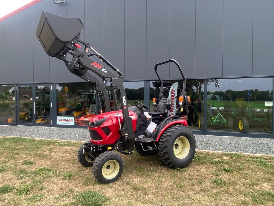 Yanmar SA 424 R mit Frontlader für Reitplatz in Springe