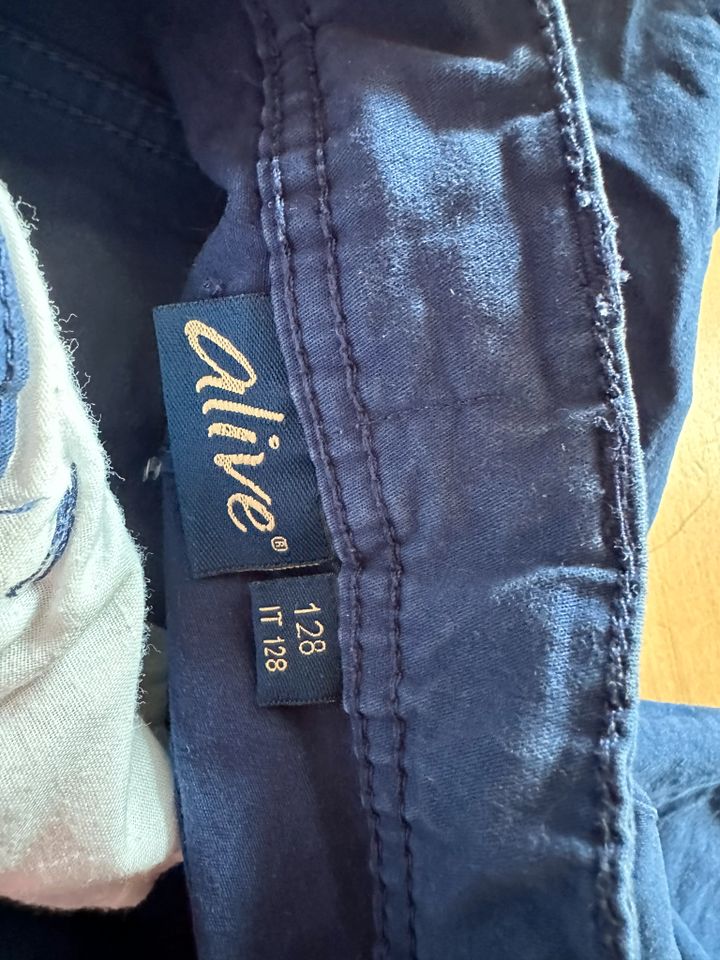 Shorts kurze Hose Alive 128 blau Junge wie neu in Freiburg im Breisgau