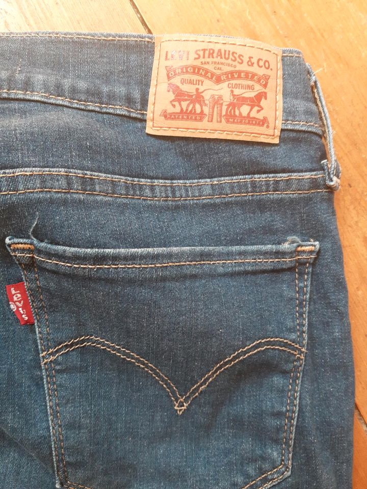 Jeans: Mustang und Levi Strauss in Braunschweig