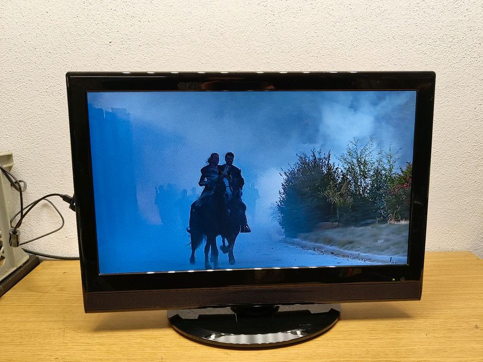 Kleiner 22* LED Fernseher mit eingebautem DVD Spieler in Türkheim