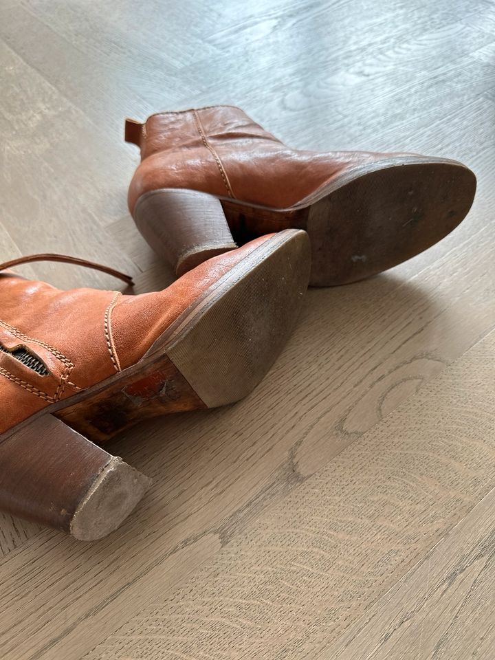 Acne Pistol Boots in Cognac in Hamburg