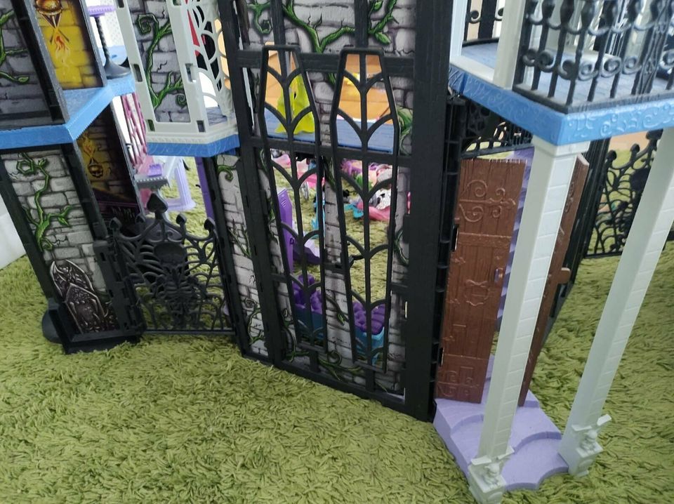 Monster High Schloss/Schule in Ichenhausen