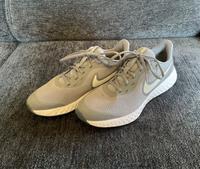Nike Laufschuhe Revolution Gr.40 *Neuwertig* Hessen - Limburg Vorschau