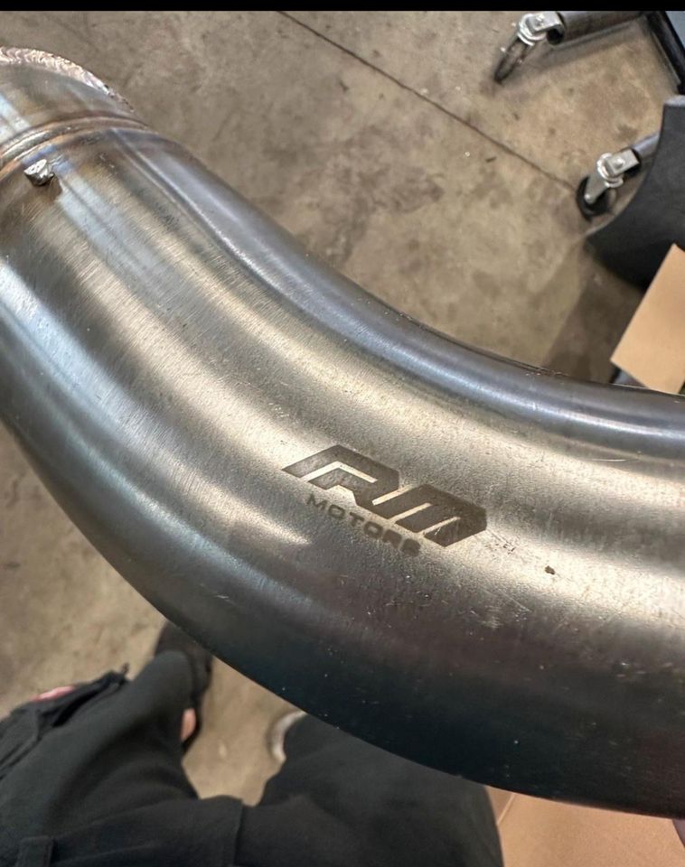 RM Motors Downpipe mit HJS EUR6 300CPI Kat für BMW F90 M5 und F92 M8 in Weil am Rhein