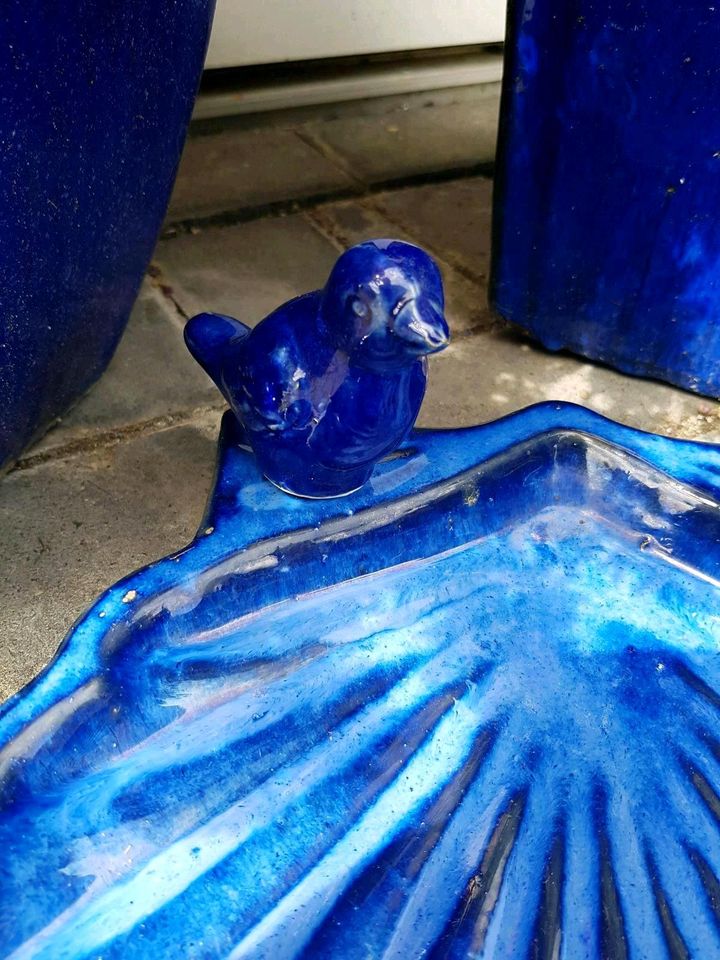 Vogeltränke,  blaue Keramik in Hille