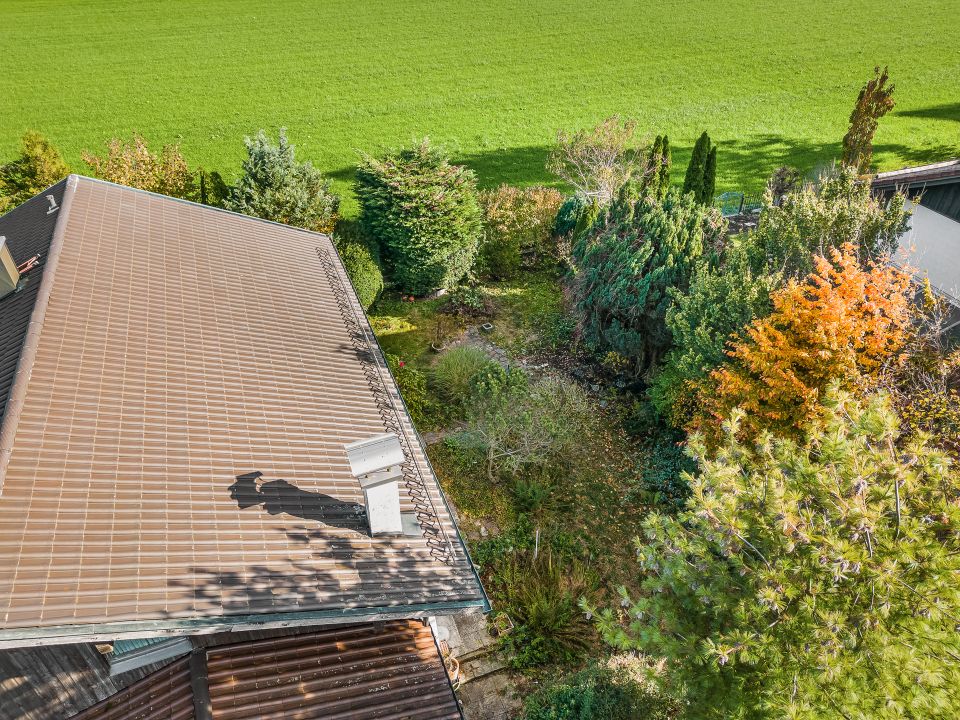 Großzügiges Einfamilienhaus mit idyllischem Garten und Alpenblick am Ortsrand von Bruckmühl in Bruckmühl