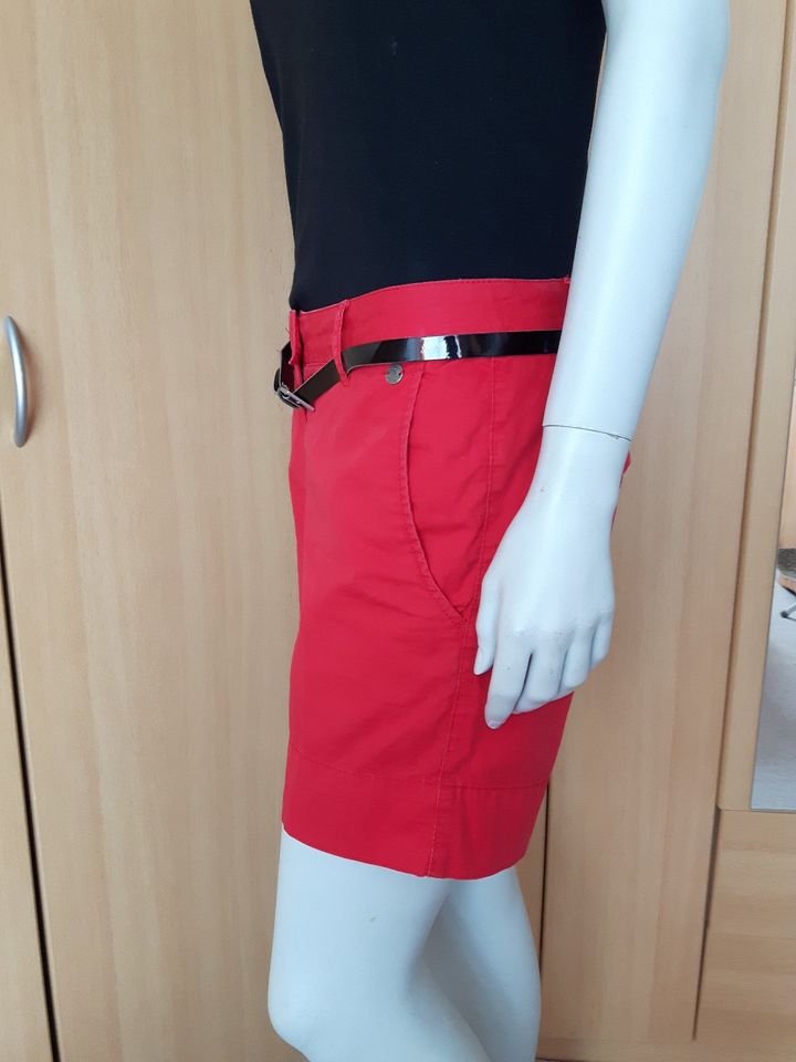 Soccx Shorts rot mit Gürtel Gr. 34 in Plauen