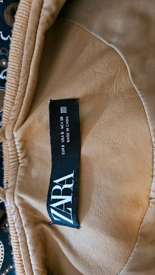 Coole Crop fake-Leder Jacke von Zara Größe S in Berlin
