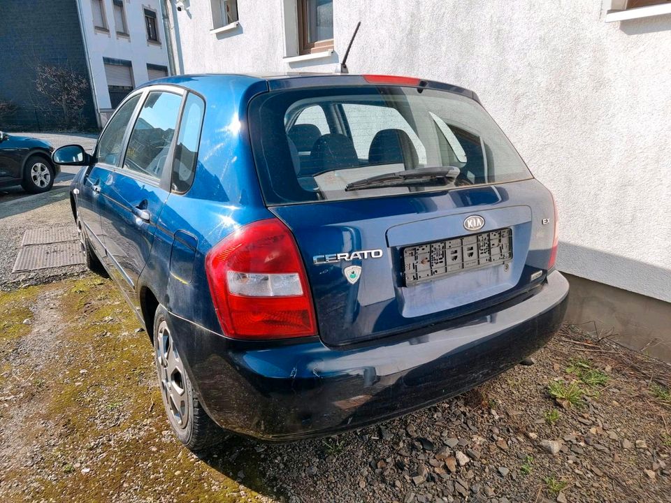 Kia Cerato 1.6 CRDi mit TÜV und fährt gut in Gummersbach