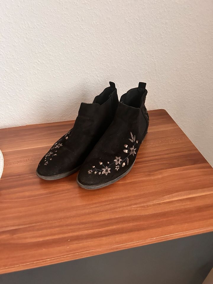 Schwarze Chelsea Boots mit Blumenstickerei gr.39 Graceland in Wittgert