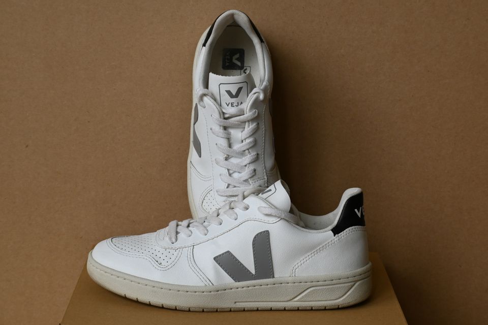 VEJA "V10" Sneaker in White - Oxford Grey - Black in Berlin