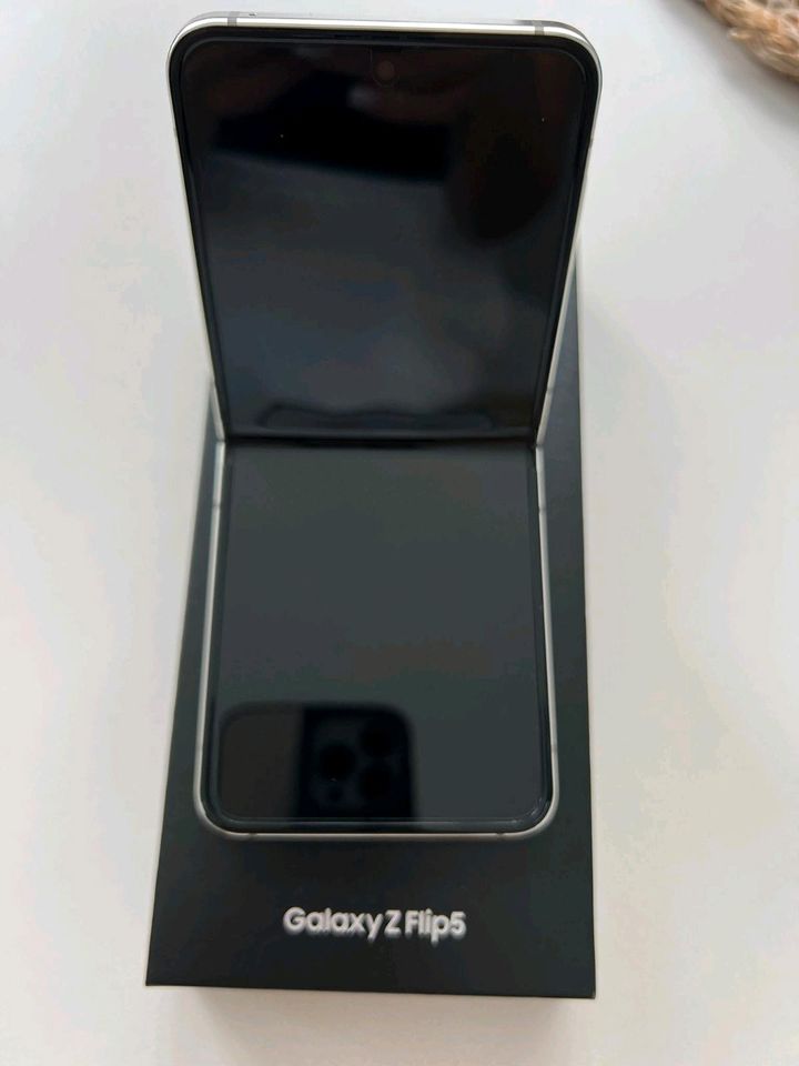 Tausche Samsung Galaxy Z Flip 5 gegen iPhone 14 / 13 pro Max in Pinneberg