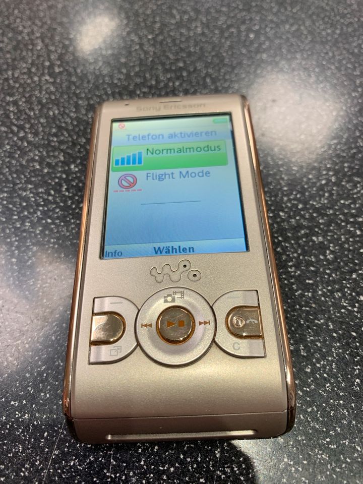 Sony Ericsson Walkman Handy W 595 Silber mit 2GB M2 Karte in Frankfurt am Main