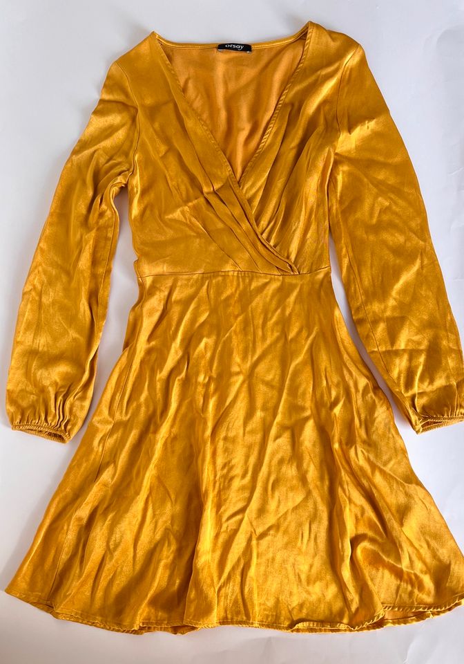 Glänzendes Satin Kleid von Orsay in gelb in Hamburg