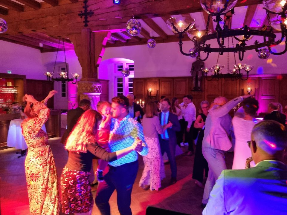 DJ für Hochzeiten, DJ für Geburtstag und Firmenfeier Mobiler DJ in Bad Wünnenberg