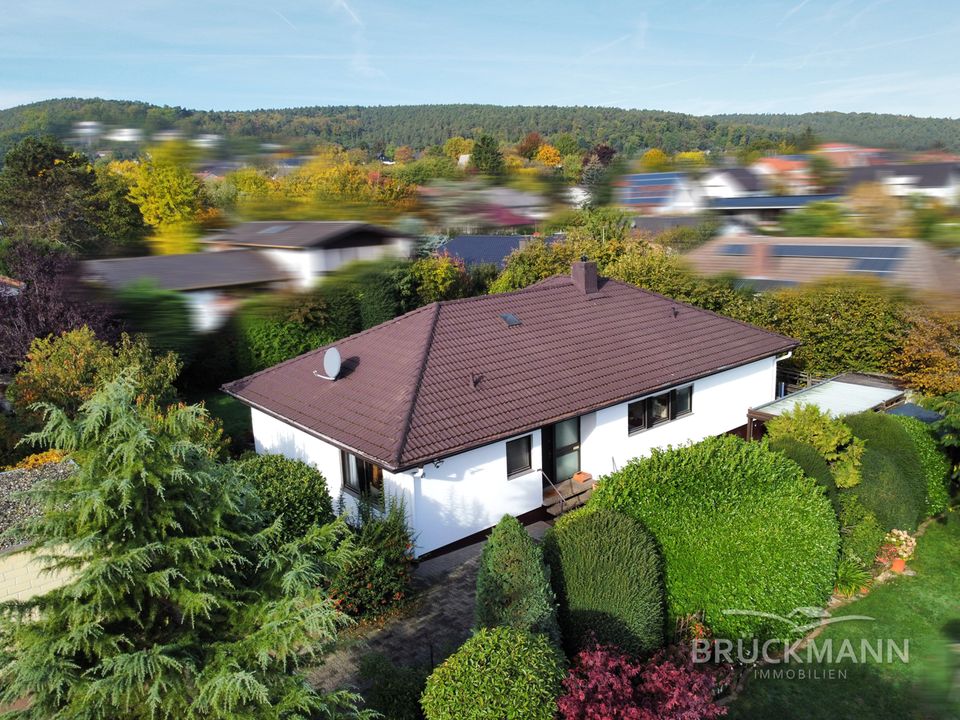 Schöner (uneinsehbarer) Bungalow zum Wohlfühlen mit tollem Grundriss & Garten in Westausrichtung! in Weisenheim am Berg