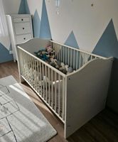 Babybettchen mit Wickeltischkommode, Regal und Kleiderschrank Sachsen - Coswig Vorschau