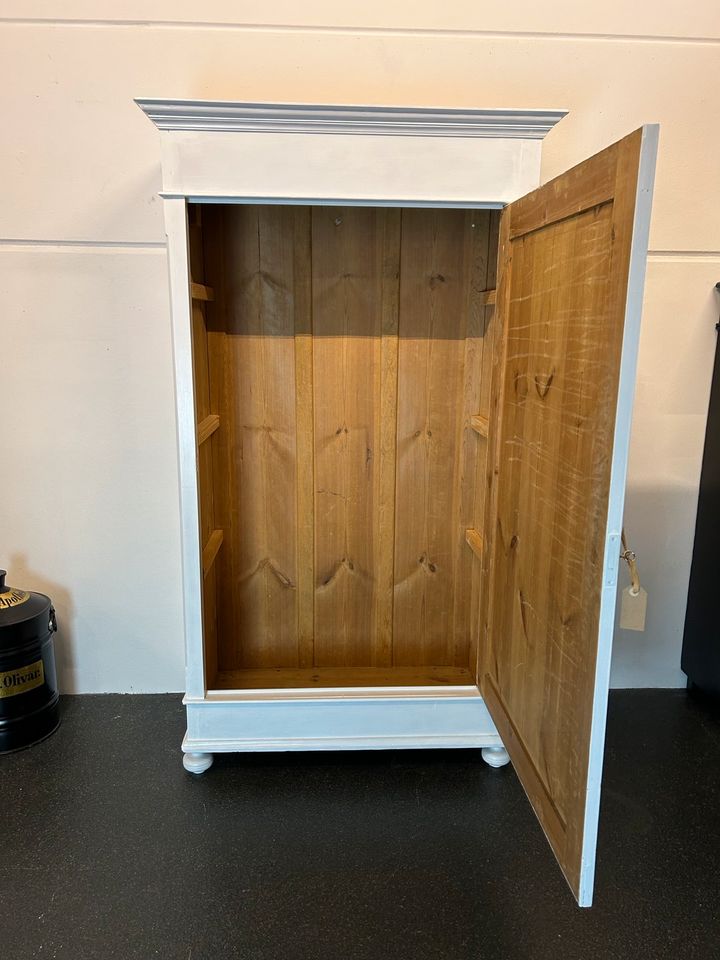 Antiker Schrank / Garderobe im Landhausstil, shabby, vintage 1910 in Hamburg