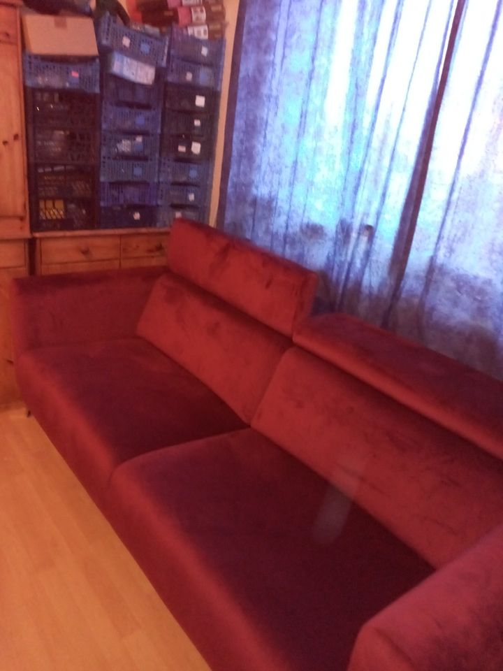 Eine Couch in Rot in Wilhelmshaven
