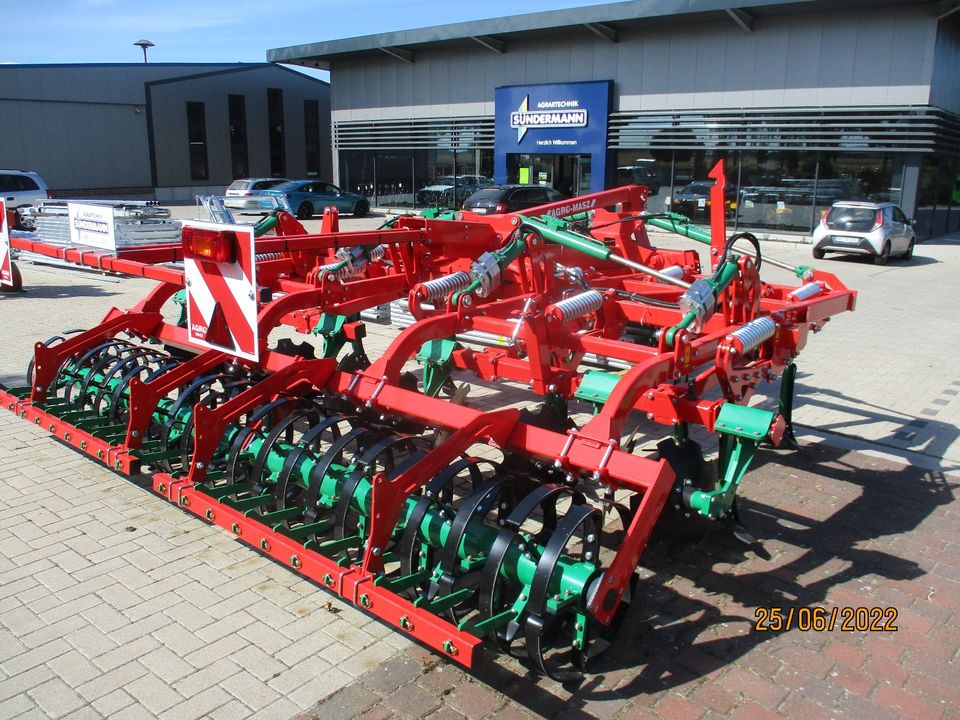 Agro-Masz Grubber Runner 40 Flügelschar Ausstellungsmaschine in Bassum