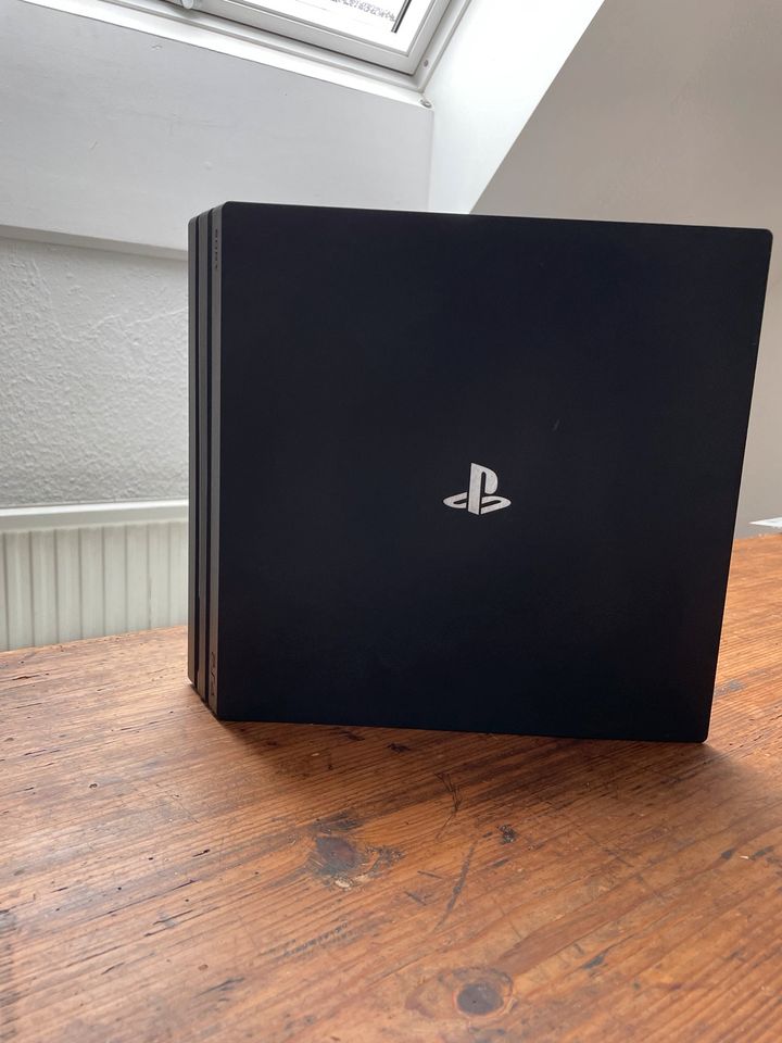 PS4 Pro - 1TB Playstation 4 Pro inkl Controller und Spiele in Düsseldorf