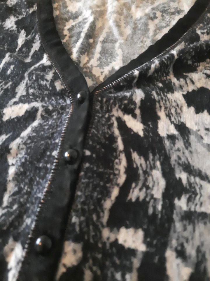 Cardigan animal print von Guess in Frankfurt am Main