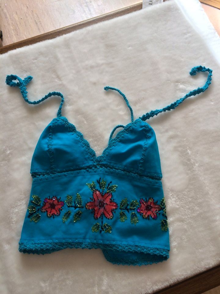 TOP Damen, NEU, GR. L, Farbe: blau mit buntem Pailletten-Blumenm in Diez