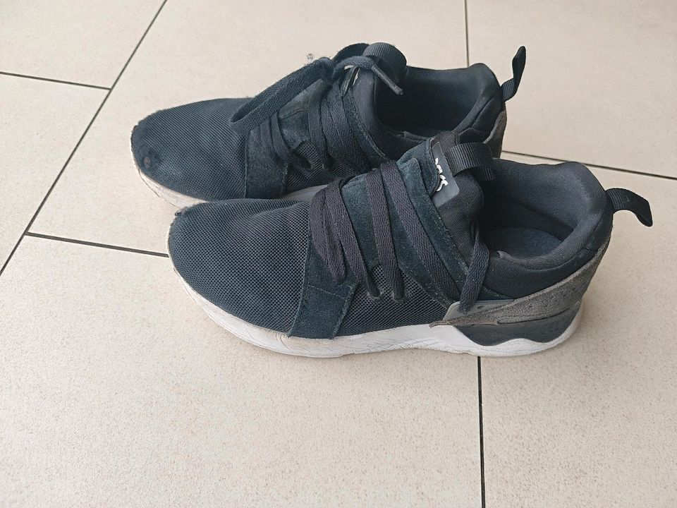 Schöne schwarze Asics Sneaker in der Größe 37 in Essen