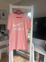 NIKE T-SHIRT **NEUW.** GR. XS APRICOT JUST DO IT Niedersachsen - Seevetal Vorschau