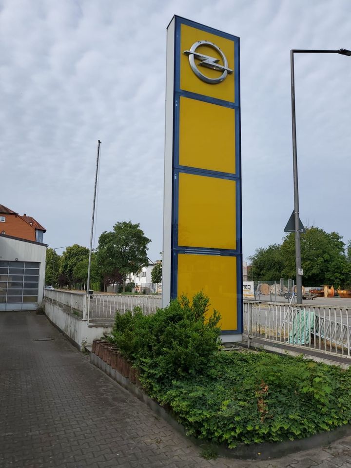 Opel Pylon beleuchtet in Homburg