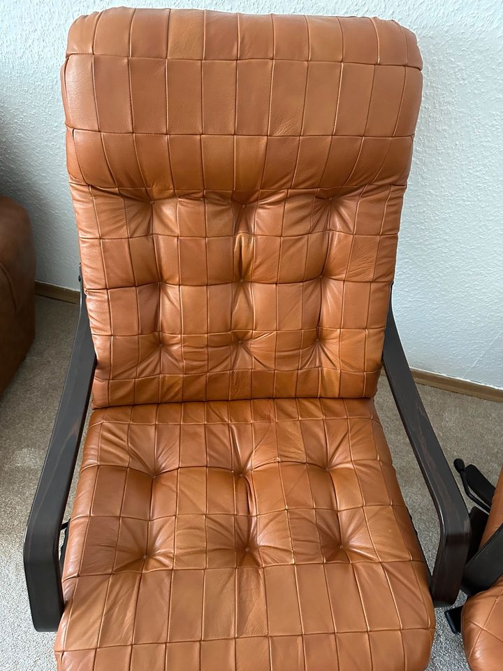 Zum Verkauf 2 echtlederne Stühle/Sessel mit Hocker in top Zustand in Saarbrücken
