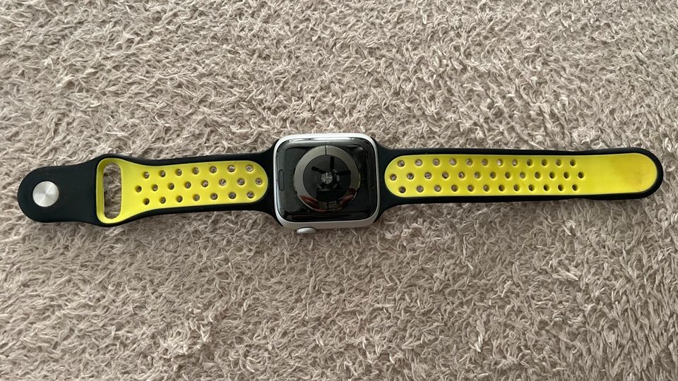 Apple Watch 4 44mm WLAN Sportuhr in Lichtenwald