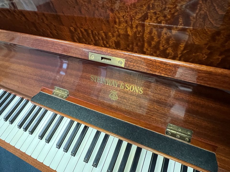 STEINWAY & SONS Klavier Modell Z 115 Mahagoni poliert- gestimmt und reguliert- in Paderborn