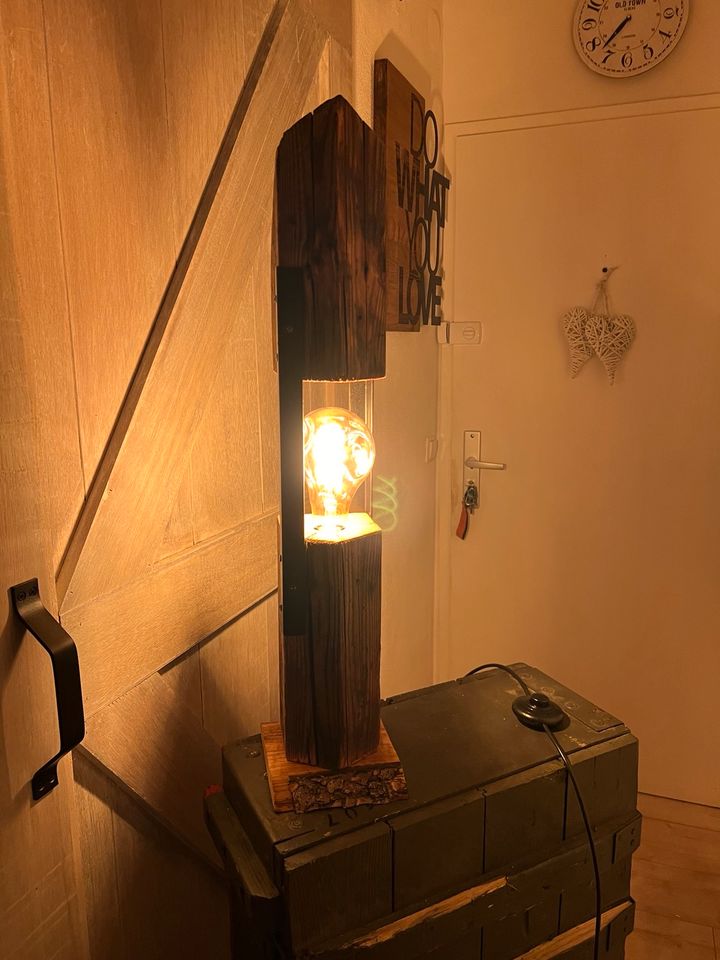 Upcycling Holzbalken Tischlampe Holz meets Metal Industrial Style in Gelsenkirchen