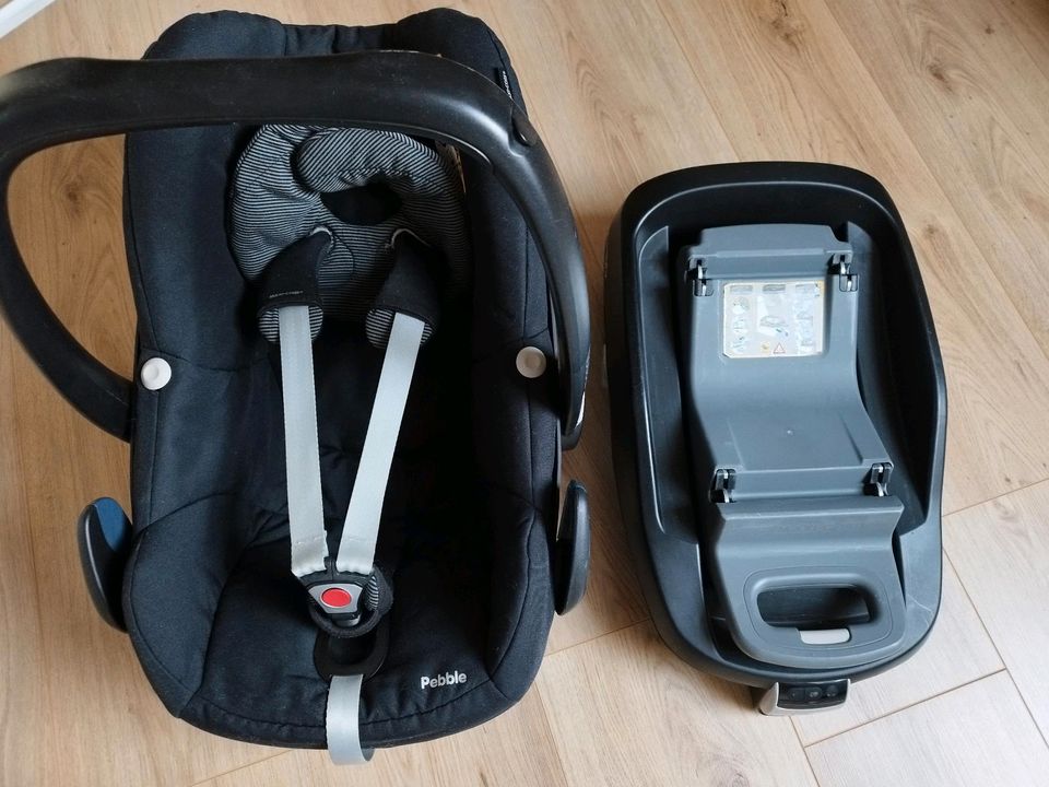 Maxi Cosi Pebble mit Isofix Station in Fuldatal