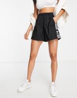 Adidas Damen Shorts schwarz / highwaist Gr. 34 Friedrichshain-Kreuzberg - Friedrichshain Vorschau