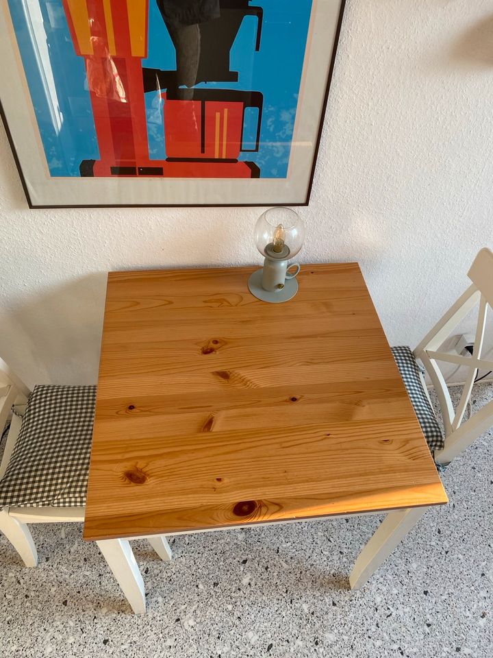 Tisch mit Stühlen (Ikea) in Hannover