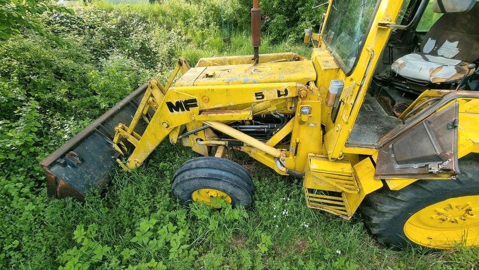 Massey Ferguson  Baggerlader in Driedorf