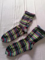 Gestrickte Socken bunt Gr. 44 neu Hessen - Dreieich Vorschau