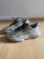 Adidas OZWEEGO Celox Sneaker – Größe 42 2/3 – Weiß/Beige Hessen - Offenbach Vorschau
